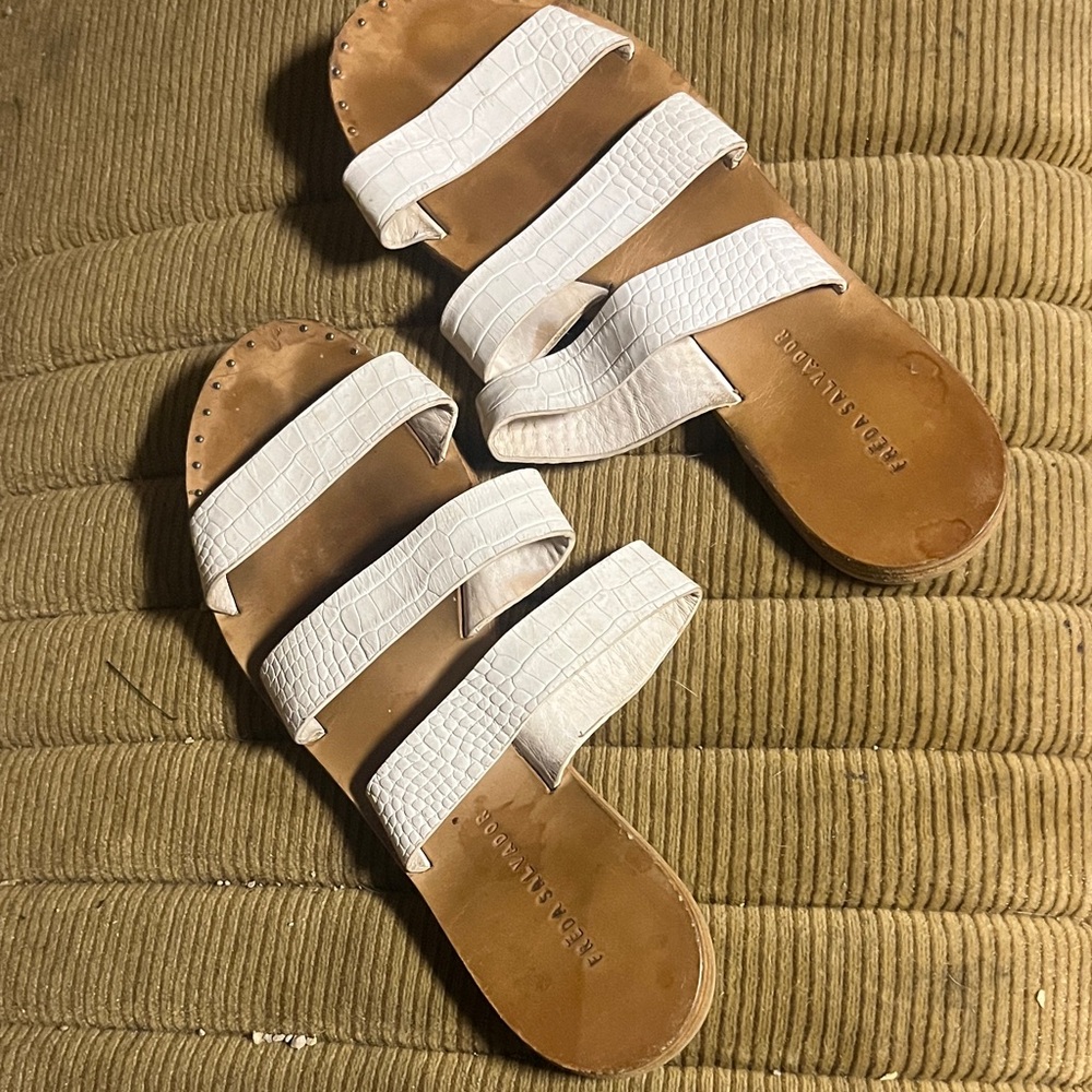 FREDA SALVADOR Iris white crocodile 3 strap leather women’s sandal sz 9.5